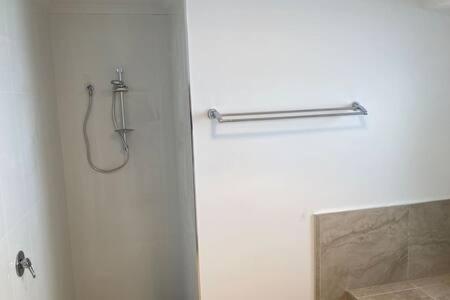 Spacious Modern Home Outstanding Views Sleeps 9 Hobart Kültér fotó