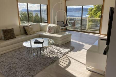 Spacious Modern Home Outstanding Views Sleeps 9 Hobart Kültér fotó
