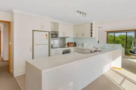 Spacious Modern Home Outstanding Views Sleeps 9 Hobart Kültér fotó
