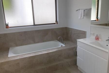 Spacious Modern Home Outstanding Views Sleeps 9 Hobart Kültér fotó